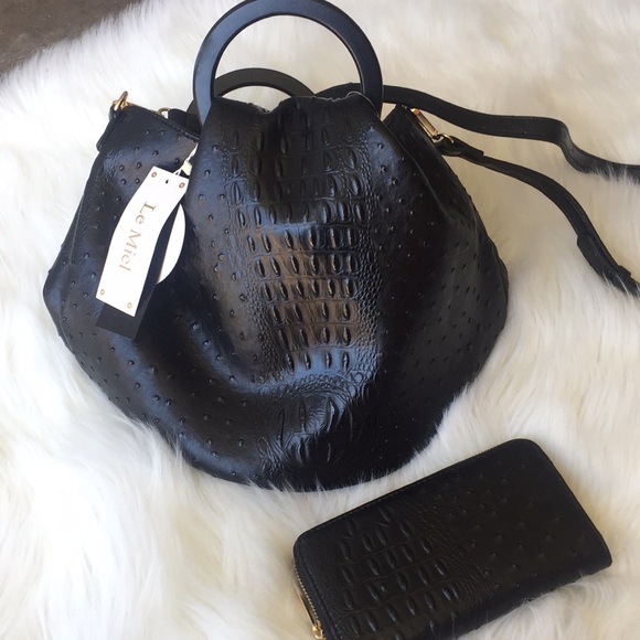 Le miel Handbags - 😎✨HP✨Le Miel vegan crossbody tote in Black!